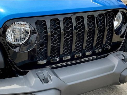 Used 2021 Jeep Gladiator Willys image 29