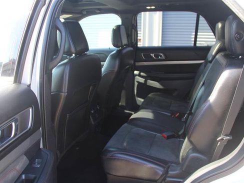Used 2019 Ford Explorer XLT w/ Equipment Group 202A AWD/4WD image 21