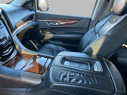 Used 2017 Cadillac Escalade ESV Luxury image 26