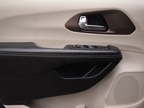 Used 2022 Chrysler Voyager LX image 24