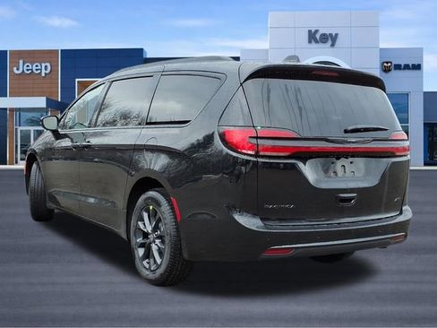 New 2026 Chrysler Pacifica Select image 4