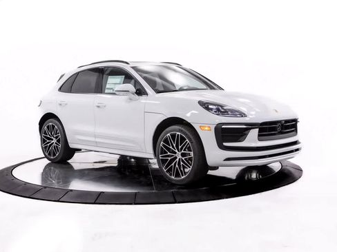 Certified 2026 Porsche Macan AWD/4WD image 9
