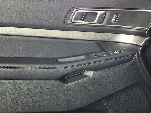Used 2018 Ford Explorer XLT FWD image 14