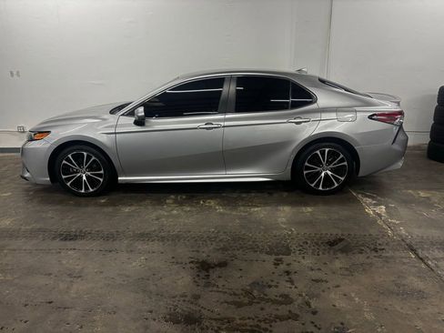 Used 2019 Toyota Camry SE image 2