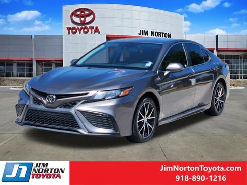 Used 2021 Toyota Camry SE FWD image 3