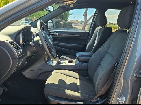 Used 2019 Jeep Grand Cherokee Laredo RWD image 28