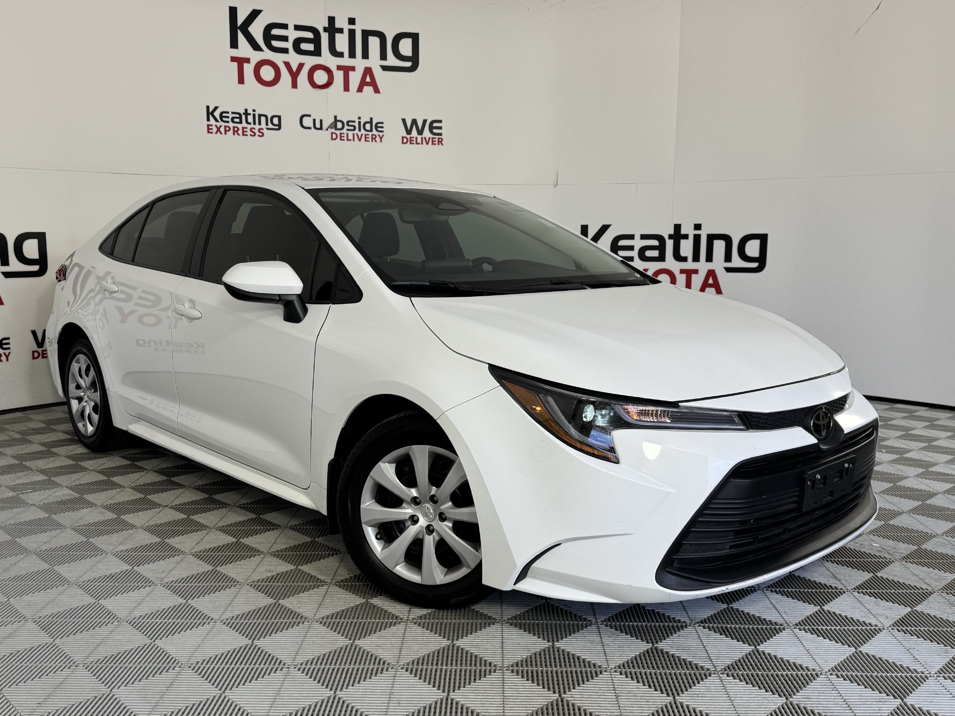 Used 2025 Toyota Corolla LE FWD image 2