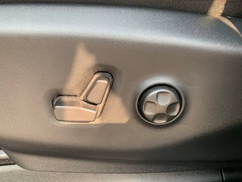 Used 2025 Chrysler Pacifica Limited FWD image 17