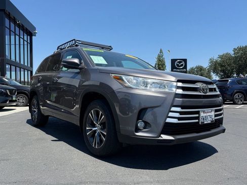 Used 2018 Toyota Highlander Plus w/ Preferred Accessory Package AWD/4WD image 2