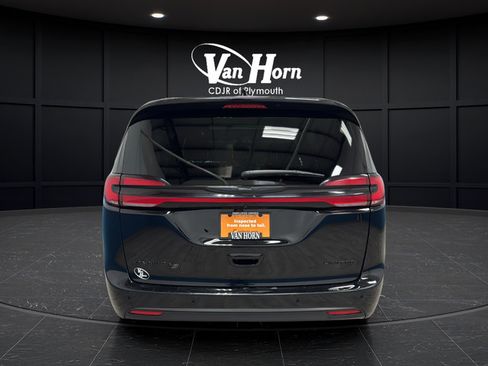 Used 2025 Chrysler Pacifica Limited FWD image 4