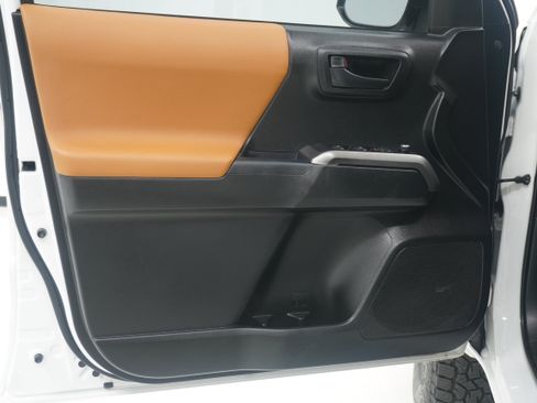 Used 2017 Toyota Tacoma SR5 w/ Tow Package RWD image 14