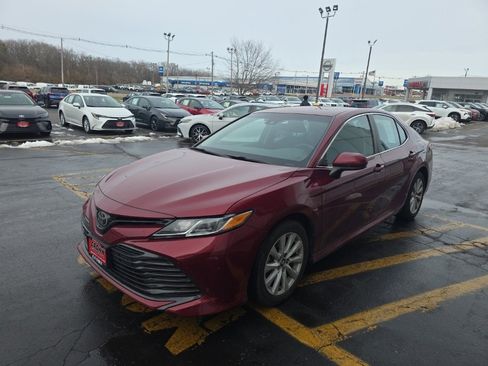 Used 2018 Toyota Camry LE image 9