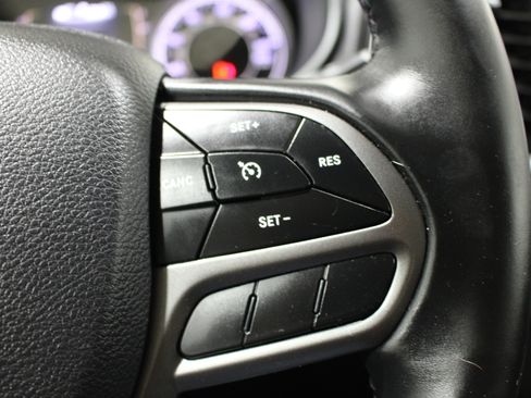 Used 2019 Jeep Cherokee Latitude Plus AWD/4WD image 10