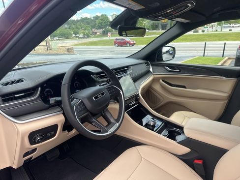 New 2025 Jeep Grand Cherokee L Limited image 32