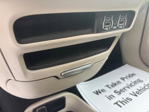 Used 2023 Chrysler Pacifica Touring-L image 25