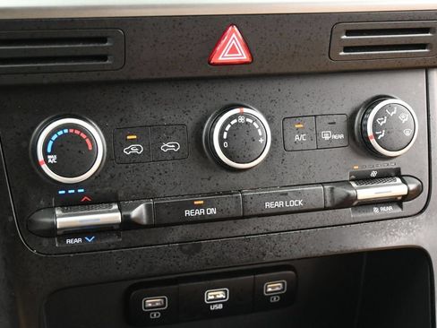 Used 2023 Kia Carnival LX w/ Paint Protection Package FWD image 21
