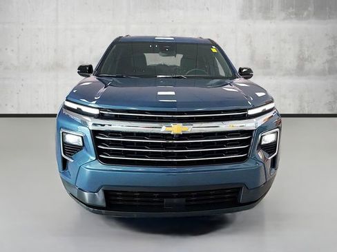 Used 2025 Chevrolet Traverse LT image 2