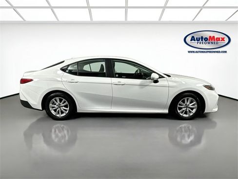 Used 2025 Toyota Camry LE image 9