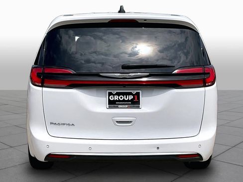 Used 2023 Chrysler Pacifica Touring-L FWD image 9