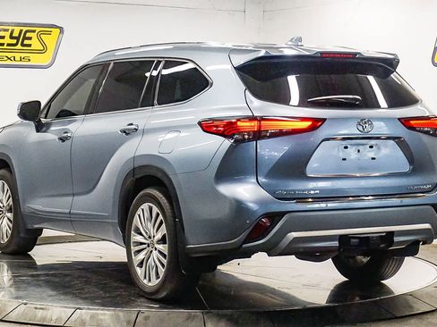 Used 2022 Toyota Highlander Platinum FWD image 2