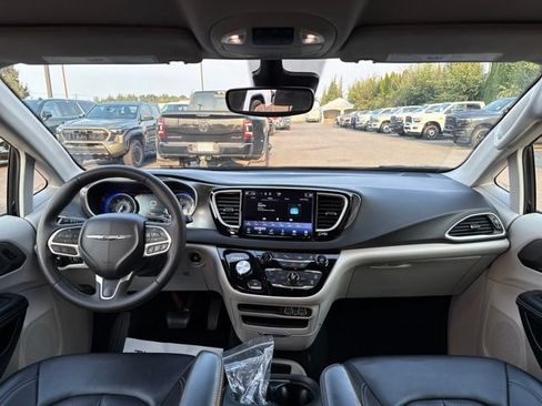 Used 2024 Chrysler Pacifica Touring-L FWD image 18