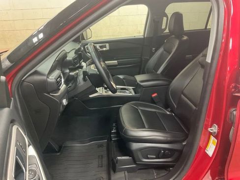 Used 2022 Ford Explorer XLT w/ Equipment Group 202A image 8