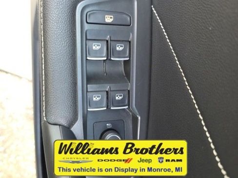 Used 2024 Volkswagen Tiguan SE image 12