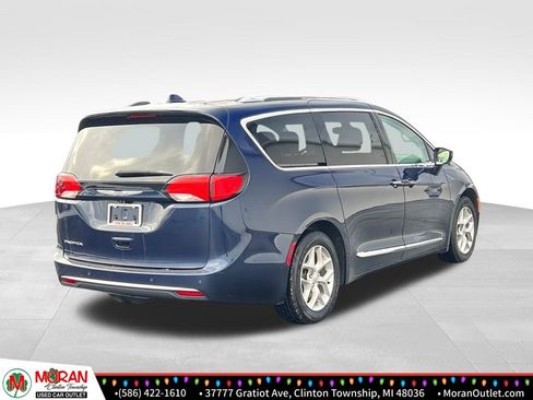 Used 2018 Chrysler Pacifica Touring-L Plus w/ Tire & Wheel Group image 5