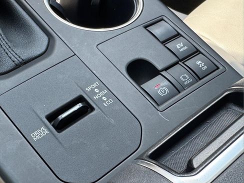 Used 2023 Toyota Highlander Bronze Edition FWD image 26