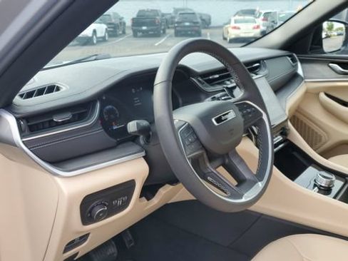 Certified 2024 Jeep Grand Cherokee Limited w/ Black Appearance Package AWD/4WD image 11