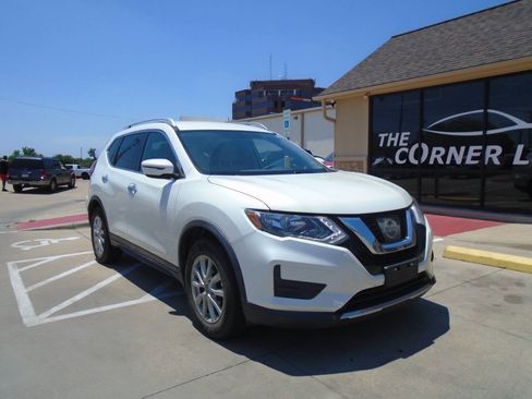 Used 2017 Nissan Rogue SV FWD image 1