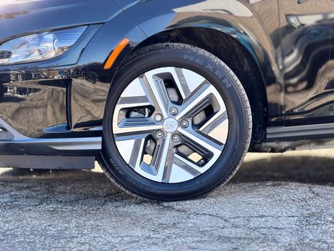 Used 2023 Hyundai Kona SE image 2