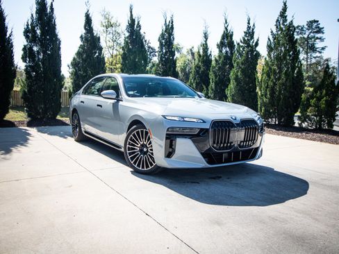 Used 2026 BMW 760i xDrive w/ Executive Package AWD/4WD image 2