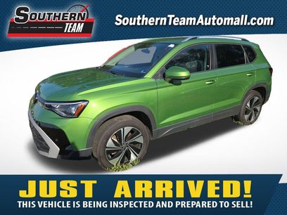 Used 2025 Volkswagen Taos SE w/ Panoramic Sunroof Package