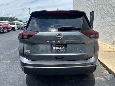Used 2024 Nissan Rogue SV image 4