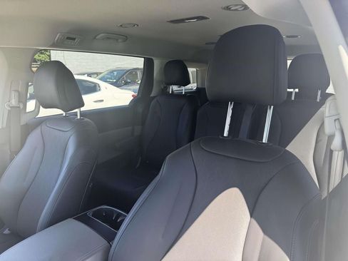Used 2026 Kia Carnival FWD image 19