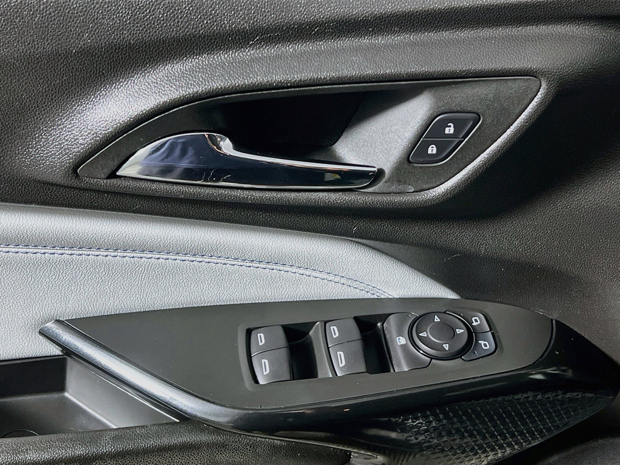 Used 2025 Chevrolet Trax LT FWD image 16