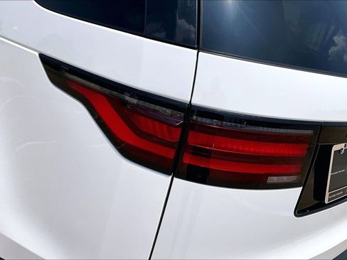 Certified 2025 Land Rover Discovery S AWD/4WD image 31