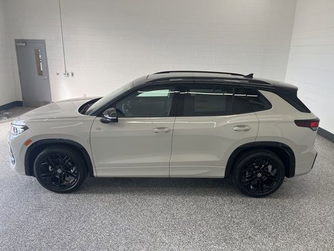 New 2026 Volkswagen Tiguan SE R-Line FWD image 2