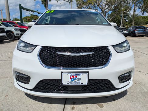 Used 2023 Chrysler Pacifica Touring-L FWD image 8