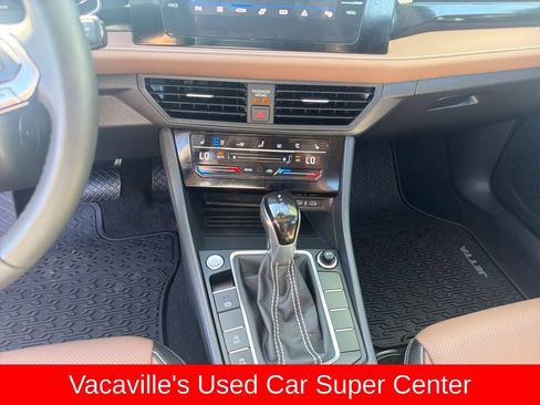 Used 2025 Volkswagen Jetta SEL FWD image 17