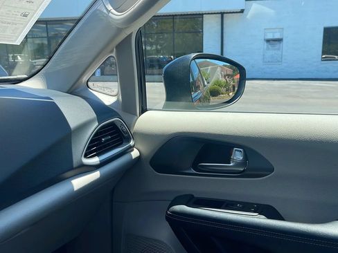 Used 2023 Chrysler Pacifica Touring-L FWD image 19