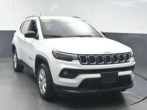 Used 2024 Jeep Compass Latitude AWD/4WD image 2