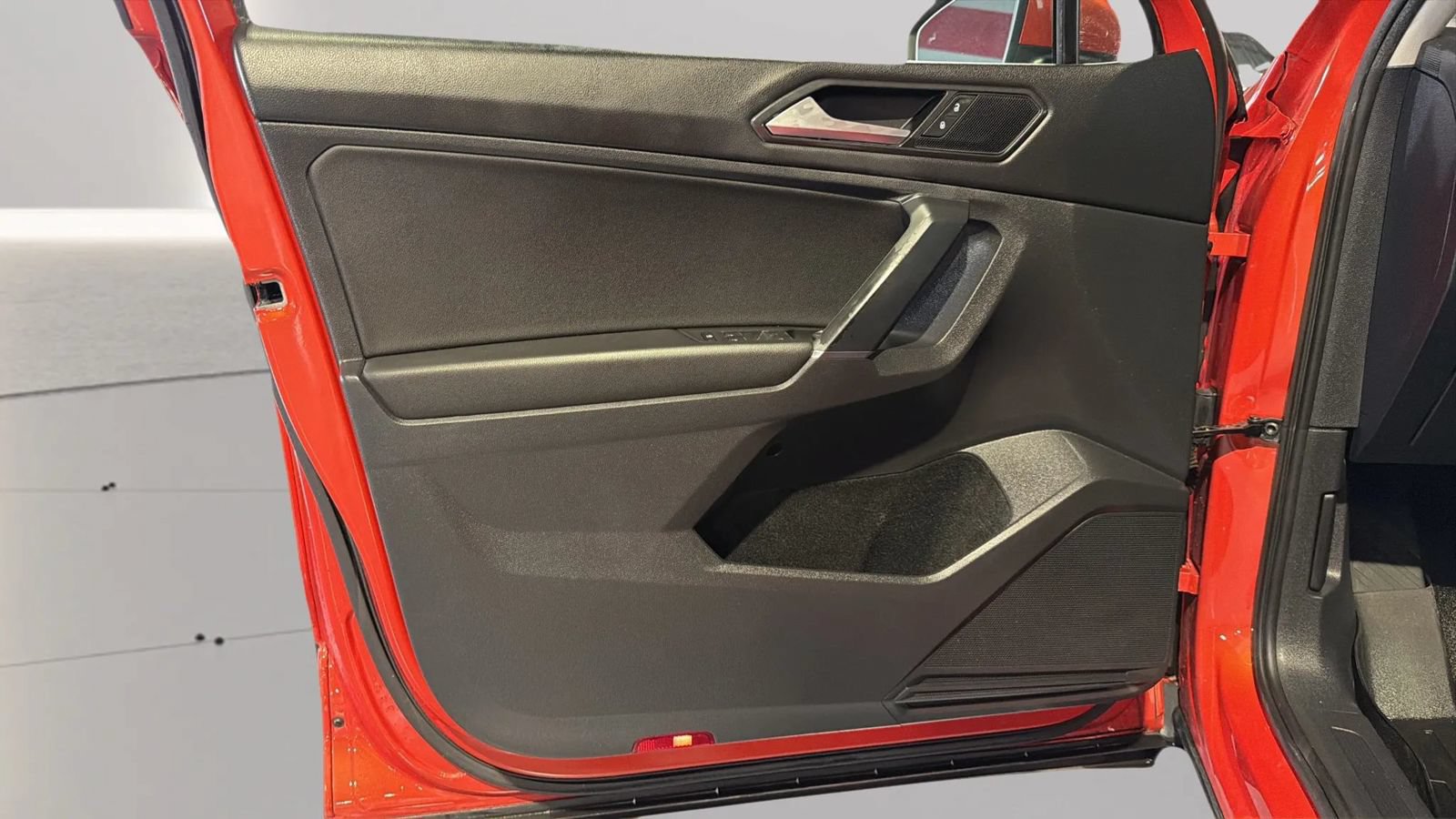 Used 2018 Volkswagen Tiguan SEL FWD image 41