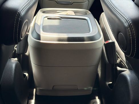 Used 2023 Chrysler Pacifica Touring-L FWD image 22