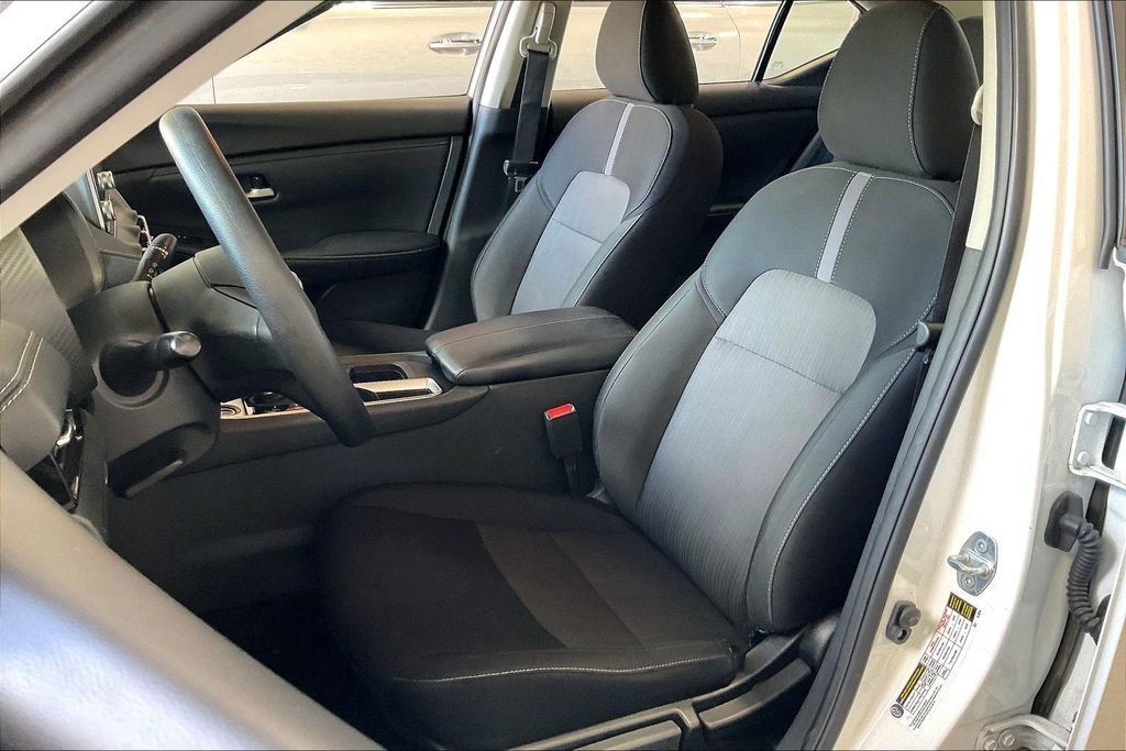 Used 2025 Nissan Sentra SV FWD image 3