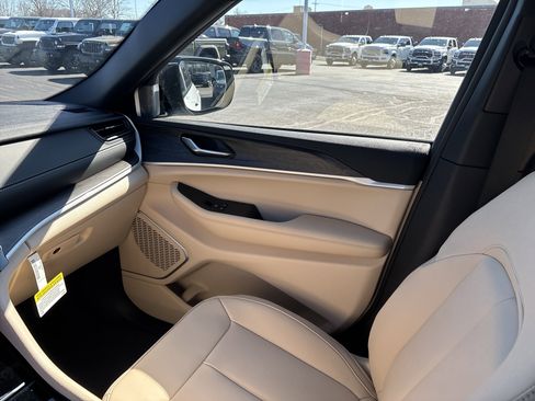 New 2026 Jeep Grand Cherokee Limited AWD/4WD image 36