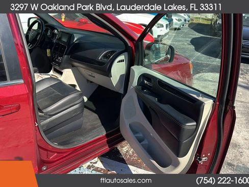 Used 2018 Dodge Grand Caravan SXT image 33