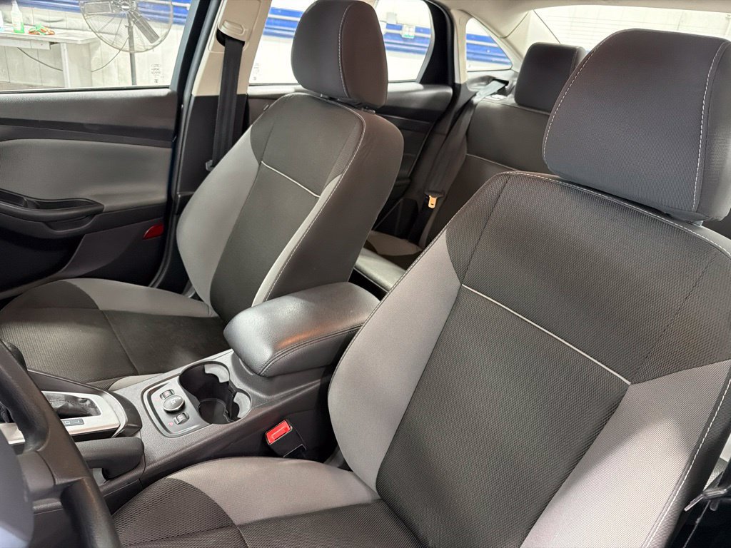 Used 2014 Ford Focus SE w/ SE Winter Package FWD image 12