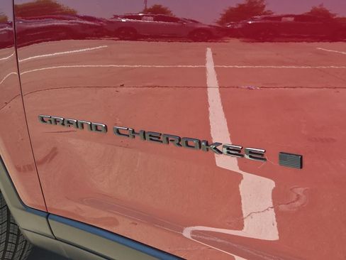 Used 2025 Jeep Grand Cherokee Altitude RWD image 11